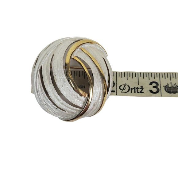 Vintage Round Swirl Dome Cutout Silvery White Enamel Gold Tone Metal Brooch Pin - Picture 7 of 10
